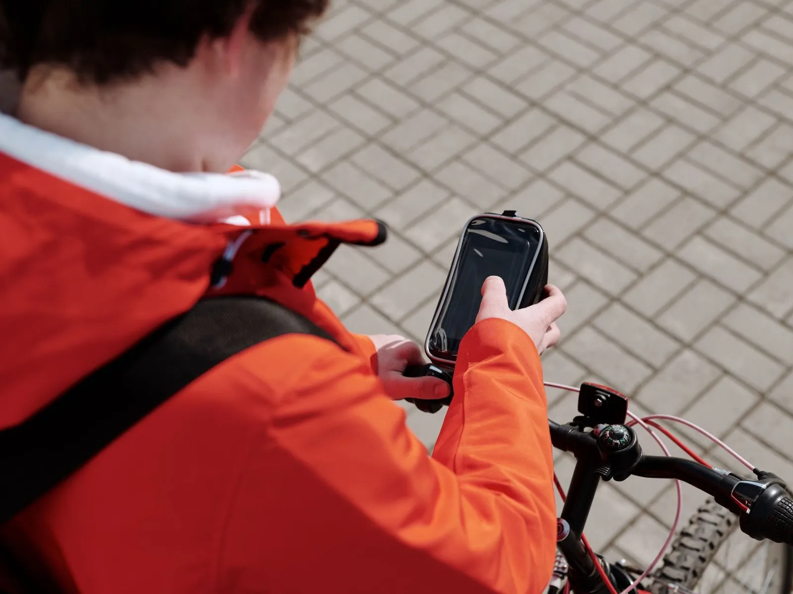 Un smartphone affichant l'appli Lemonade pour gérer une assurance habitation, salon lumineux et épuré.